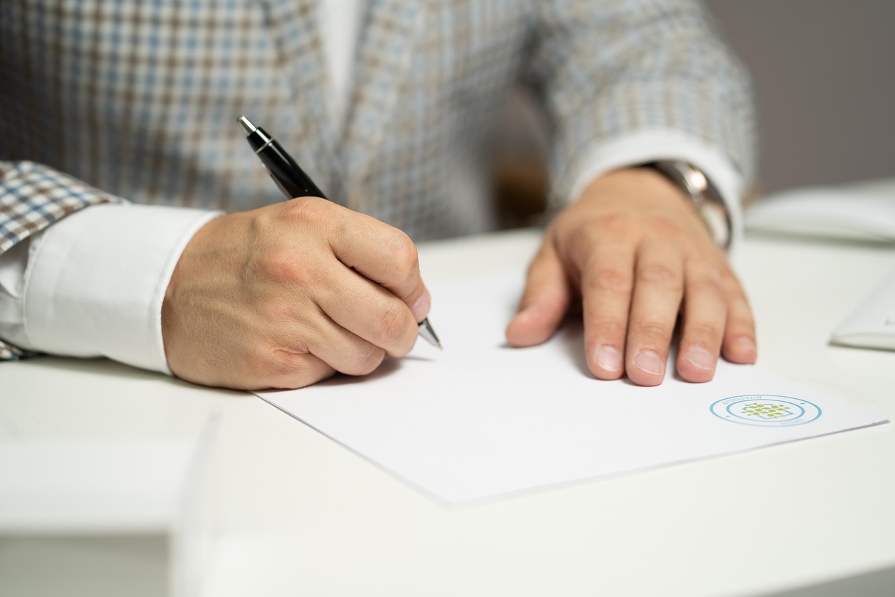 découvrez la liste complète des documents nécessaires pour réussir un audit fiscal : factures, relevés bancaires, justificatifs comptables et conseils pratiques pour préparer sereinement votre contrôle.